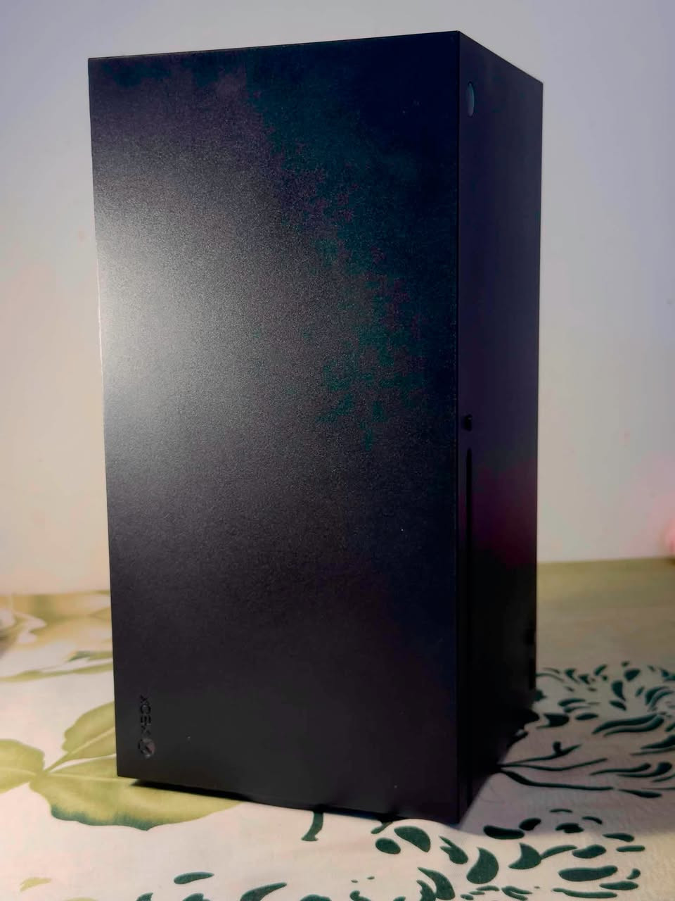 Xbox series X 2024
الجهاز نظيف استعمال قليل 
يباع مع كامل المجموعة 
. + جويستك من ماركة starfiled , سعرها 125-140 الف دينار 
موصفات:

* المعالج (CPU): معالج AMD Zen 2 مخصص، 8 أنوية، بتردد يصل إلى 3.8 GHz.
* معالج الرسوميات (GPU): AMD RDNA 2 بقوة 12 تيرافلوب، مع 52 وحدة معالجة.
* الذاكرة (RAM): 16 جيجابايت GDDR6.
* التخزين: 1 تيرابايت SSD NVMe فائق السرعة (حوالي 802 جيجابايت متاحة للمستخدم بعد النظام).
* دقة العرض: حتى 4K Ultra HD أصلي، مع دعم 8K للوسائط وبعض الاستخدامات.
* معدل الإطارات: حتى 120 إطارًا في الثانية (120 FPS) في الألعاب المدعومة.
* تقنية تتبع الأشعة (Ray Tracing): مدعومة على مستوى العتاد.
* تقنية Quick Resume: التنقل السريع بين عدة ألعاب دون فقدان التقدم.
* دعم HDR: يدعم HDR10 وDolby Vision Gaming على الشاشات المتوافقة.
* الصوت: يدعم Dolby Atmos وDTS:X لتجربة صوت محيطي.
* محرك أقراص: قارئ Blu-ray 4K UHD للألعاب والأفلام.
* التوافق مع الأجيال السابقة: يشغل آلاف ألعاب Xbox One، والعديد من ألعاب Xbox 360 وXbox الأصلية.
* تقنيات تحسين الأداء: يدعم Variable Refresh Rate (VRR) وAuto Low Latency Mode (ALLM).
* المنافذ:
    * منفذ HDMI 2.1.
    * 3 منافذ USB 3.1.
    * منفذ Ethernet.
    * منفذ توسيع التخزين (Storage Expansion Card).

الموقع كربلاء : السعر يبدأ من 900 الف 
وتساب ***********
