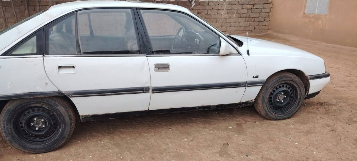 اوبل اوميكا موديل 1990لون أبيض تحويل فقط بدون وكاله 
السعر 16 ورقة وبه مجال
***********
