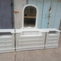 ميز اتواليت وزاويه وكومدين فقط مستعملات ب 190وبيهن مجال العنوان بغداد ...