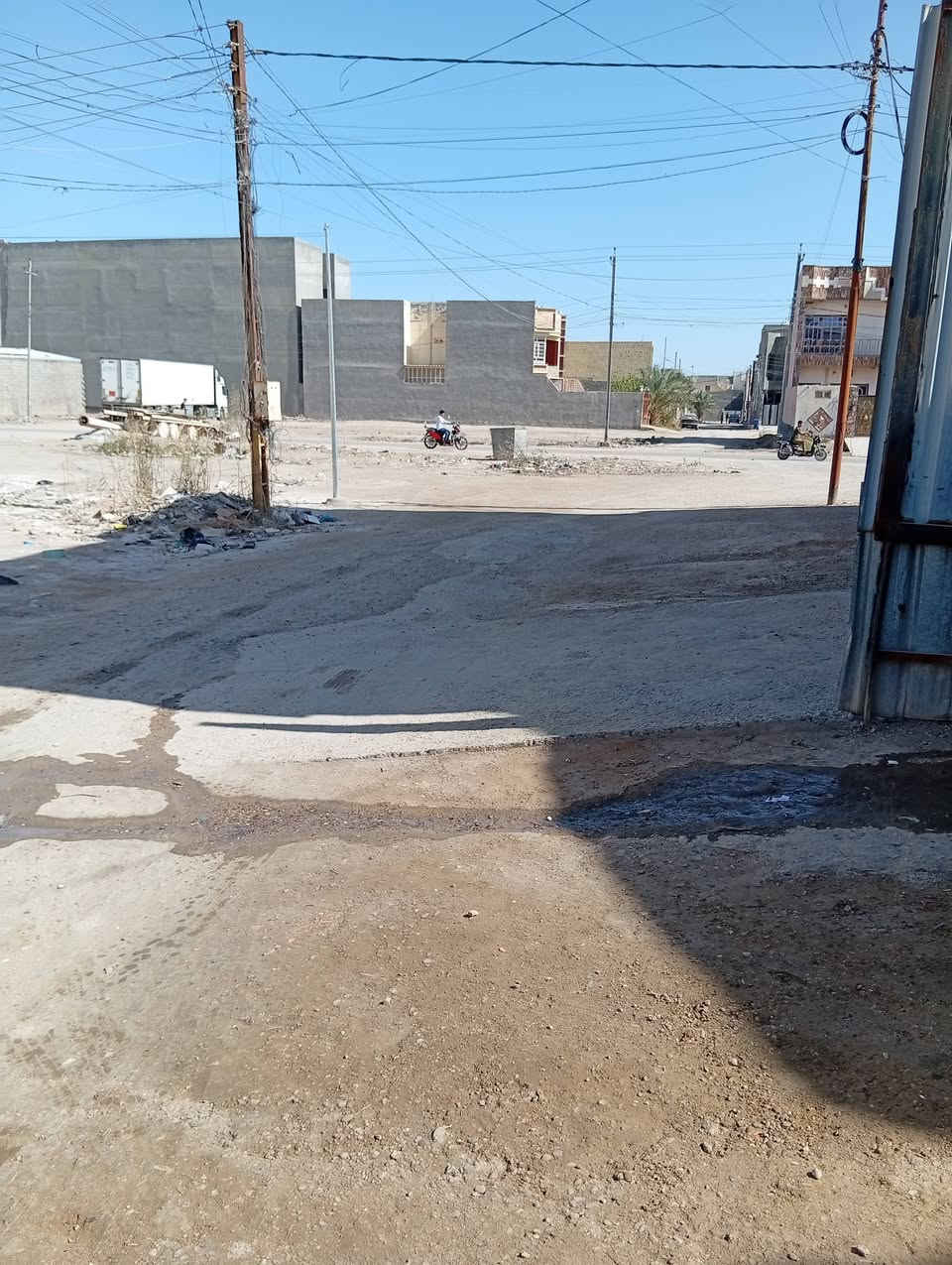 السلام عليكم بيت للبيع حي الشهداء بالقرب من عماره الجنابي مقابيل ابو حاجه بالف يتكون البيت من غرفتين نوم وحده من الغرف طابق ثاني وصاله وديوانيه ومطبخ البيت جاهز للسكن مثل ماموضح بالصور مساحه/ 140 م /السعر 90 وقابل للتفاوض
رقم تلفون ***********
