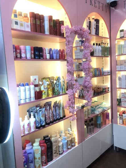 السلام عليكم 
كوزمتك جاهز للبيع
مول الجادرية - القرية
المساحة 15 متر
المحل جاهز من ديكور و بضاعة و سستم محاسبة و منظومة كاميرات 
البيع يشمل الديكور و البضاعة و التأسيس
و المحل ايجار شهري 1.4 مليون
للتواصل ***********
