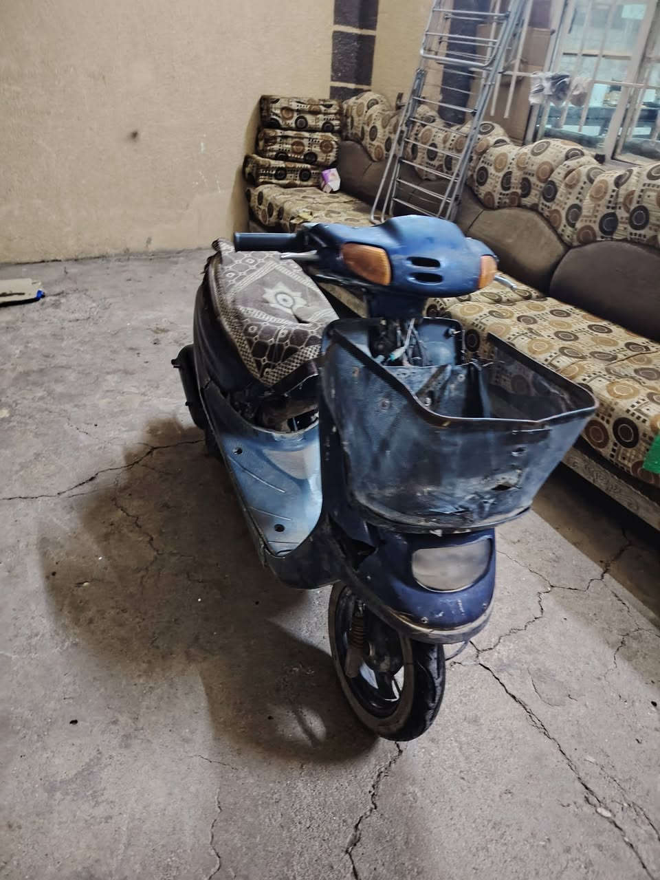 السلام عليكم عدني هاذه الماطور نضيف كلو شغال بس يعوزلو باتري الشاصي شرط كلشي مابي الاكسن يعوزلو بوربرين الماطور نضيف كدام العين السعر 160 بي مجال للطيبين التراصل عله هاذه الرقم ***********
