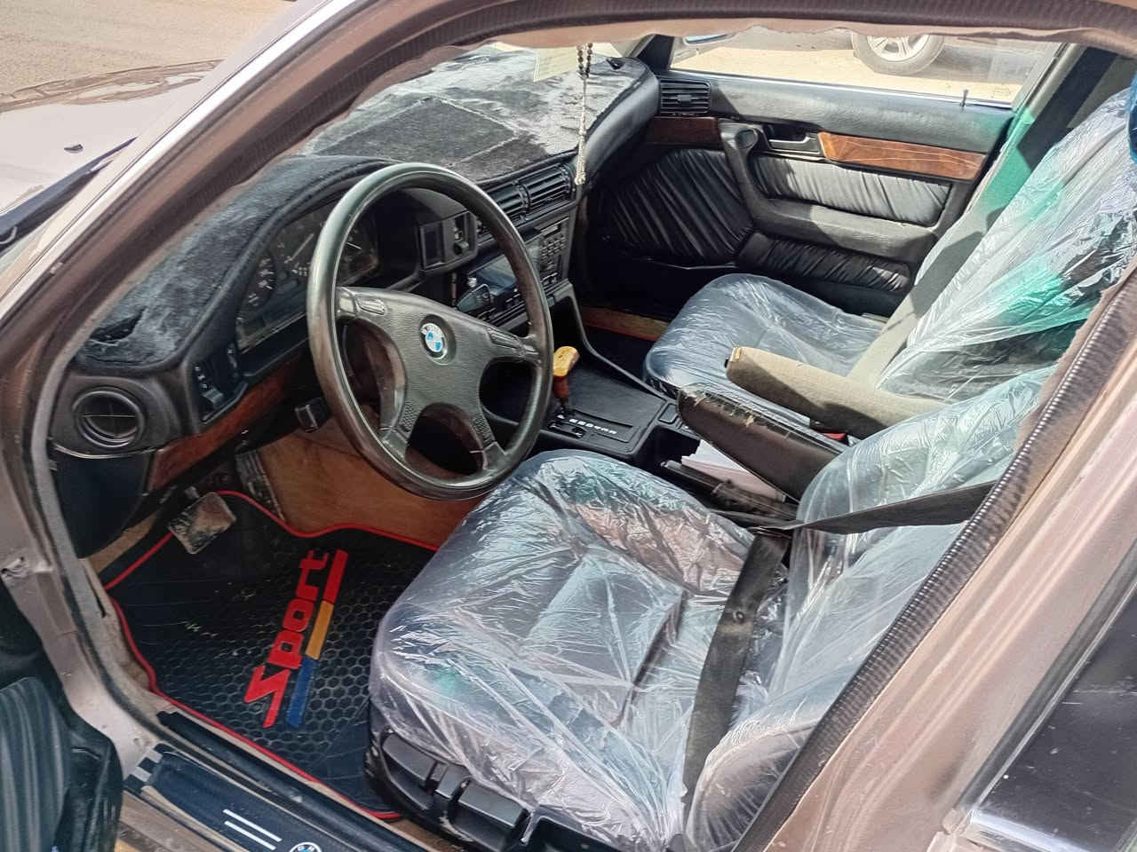 السلام عليكم بي ام حجم 525 موديل 91 رقم ديالي انكليزي تحويل مباشر اصل تبريد بدون فتحه محرك مفتوح كير اوتماتك مكفولات سنتر لوك صدر جديد تخم تاير دواخل جديده اسود جلد  سياره جديده بالعافيه على ياخذها سعرها 58 وبيها مجال اللشراي ***********
