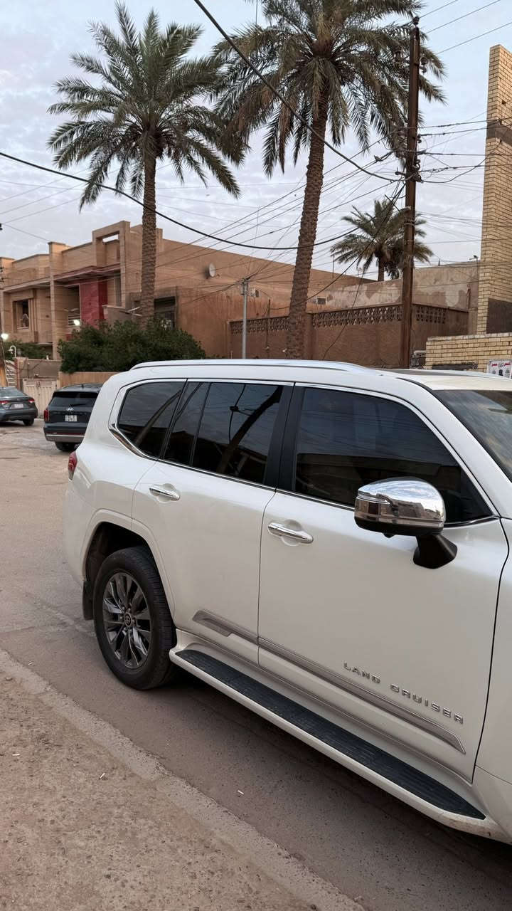 سلام عليكم لاند كروز موديل 2023VX. TWIN. TURBO. ماشيه 45km فول مواصفات لمتد سياره مكفوله كفاله عامه على أيدنه من شركه رقم سليمانيه 
تضليل بل سنويه بسمي سياره تحويل ثاني يوم 
سعر 710 بيها مجال لشراي 
مكان سياره /بغداد /الأمين ثانيه / معلمين/***********
