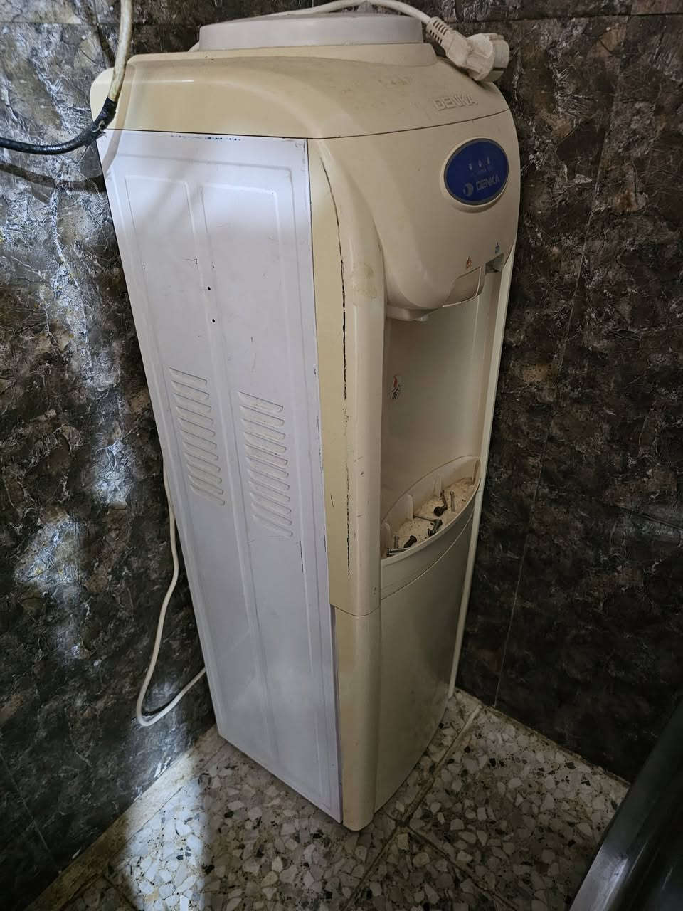 سلام عليكم 
كاونتر 3 قطع الحجم الكبير الارضي 3 م والتعليك 3 م والسنك 2 ونص م + براد ماء شغال نضيف + طباخ شغال نضيف 
***********
