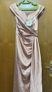 فستانين • نظيفات • ملبوسة مرة وحدة」「بنفسجية」「بيج」「مع ماركة