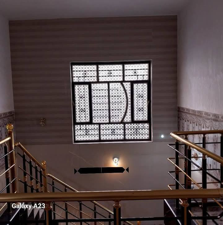 السلام عليكم بيت للبيع موقع تجاري في شارع سكلات المساحة 376م للاستفسار الاتصال على  الرقم ***********
