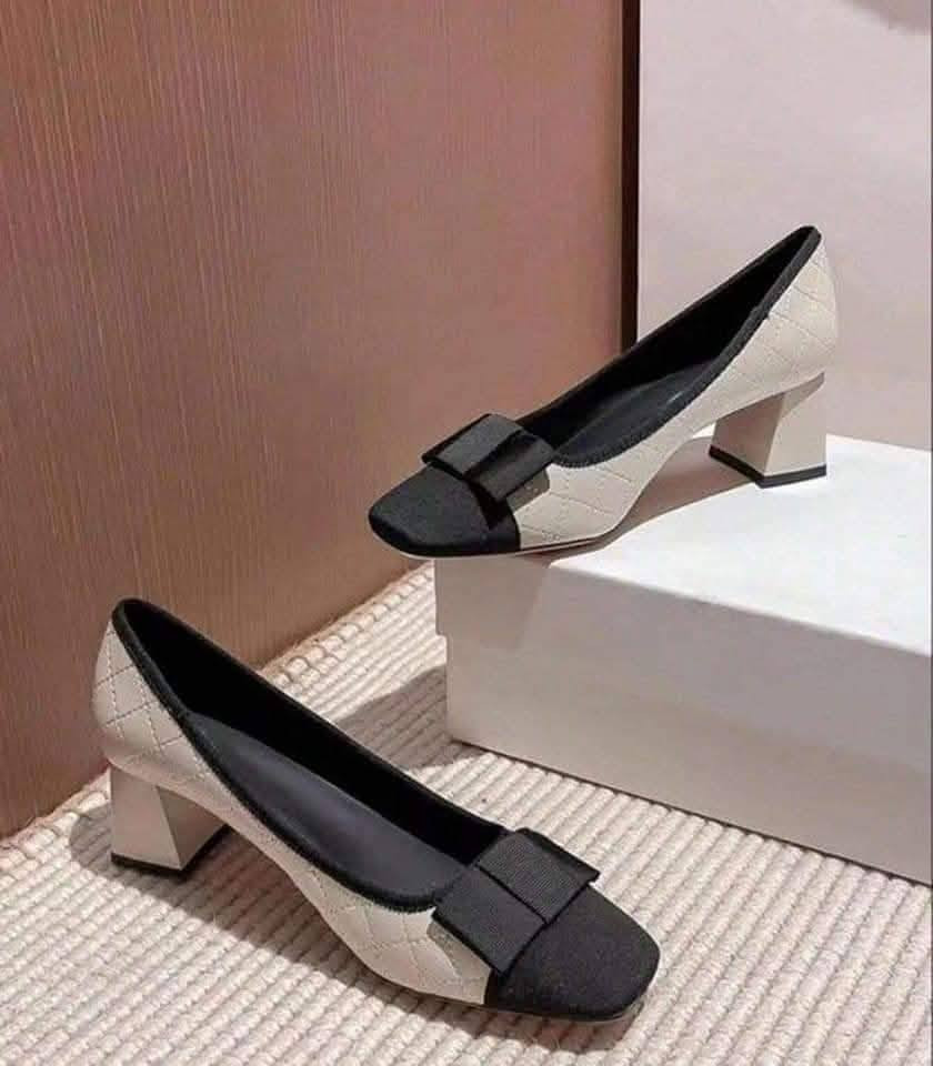 ✨ كوليكشن "أناقة بلا حدود" وصل الآن! ✨
​لأنكِ تستحقين التميز في كل خطوة، جمعنا لكِ تشكيلة من الأحذية الراقية التي تجمع بين الراحة المطلقة والتصاميم العالمية. 👠
​سواء كنتِ تبحثين عن إطلالة رسمية للمكتب، أو لمسة فخمة لمناسباتكِ الخاصة، مجموعتنا الجديدة توفر لكِ:
​تنوع مذهل: من أحذية "الفلات" المريحة إلى الكعب المتوسط الأنيق.
​خامات فاخرة: جلود لامعة، شمواه، وتفاصيل من التويد والكريستال.
​ألوان عصرية: الأحمر الجريء، الأسود الملكي، النيود الهادئ، والأزرق السماوي.
​لمسات مميزة: إكسسوارات ذهبية وكريستالية تضفي بريقاً خاصاً على قدميكِ.
​✅ متوفر بمقاسات مختلفة لتناسب الجميع.
✅ توصيل سريع لجميع المحافظات.
​💡 كيف تحصلين على السعر؟
​لمعرفة السعر علق بـ "تم" ليصلك باقي التفاصيل والسعر تلقائياً عبر الرسائل! 📩
​(لا تنسي الإعجاب بالصفحة لمتابعة كل جديد في عالم الموضة!)
​#موضة #أحذية_نسائية #شياكة #كوليكشن_جديد #تسوق_أونلاين #أناقة_أنثوية


**إذا كنت صاحب هذا الإعلان وتريد حذفه لأي سبب، رجاءا أرسل رسالة إلى الدعم الفني**