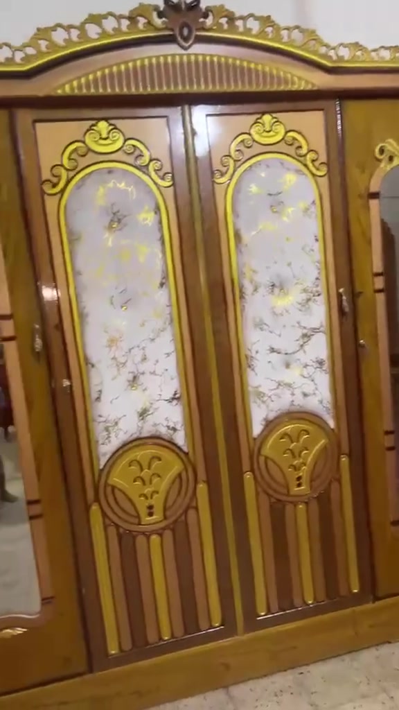 عندي غرفه كلش نضيفه استعمله قليل بزعفرانيه رقم صاحبت شأن عارضته 500رقم هاتف***********

