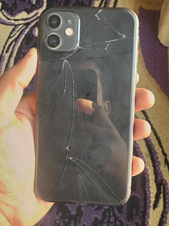 ايفون 11 عادي ذاكره 128 بطاريه 88 شرق اوسط مكفول بس ظهر مبدل مكسور وتر كله شرط الفحص السعر خاص مناسب التواصل *********** مكاني نجف كوفه
