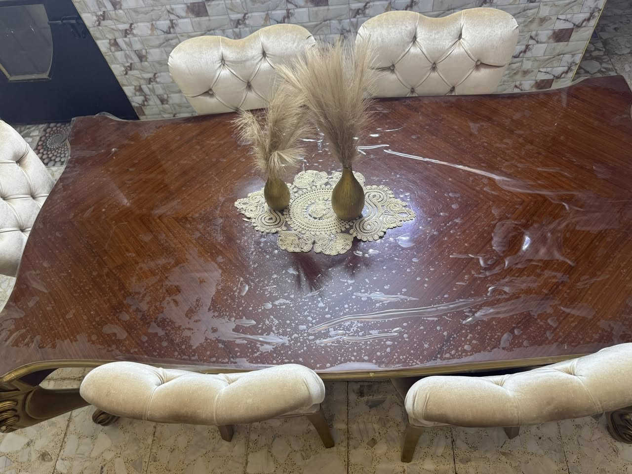 ميز طعام ملكي ستة كراسي ***********
