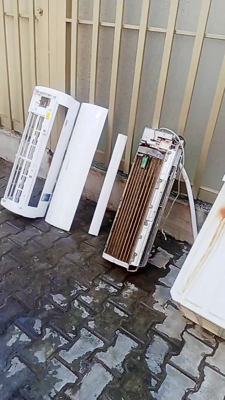 واحد سبالت 🫣 لتنصيب السبالت كادر  محترف في العمل
✅ تنصيب سبلت جداري — 40,000
✅ ستاند تعليك 15,000
✅ تنصيب سبلت كنتوري — 50,000
✅ فتح وشد جداري — 75,000
✅ فتح + شد + غسيل جداري (مع خصم الغسل) — 85,000
✅ شد + غسيل جداري (مع خصم الغسل) — 50,000
✅ فتح + شد + غسيل كنتوري (مع خصم الغسل) — 90,000
✅ فتح وشد كنتوري — 75,000
✅ تنظيف جداري موقعي — 25,000
✅ تنظيف كنتوري — 35,000
✅ فتح سبلت جداري — 25,000
✅ فتح سبلت كنتوري — 30,000
✅ عمل فاكيوم للجهاز 

⸻
 شحن غاز R410 ٧٥ الف 📌
شحن غاز R22 ٥٠ الف 📌

📍 خدمة داخل المناطق القريبة
📞 للتواصل:***********
