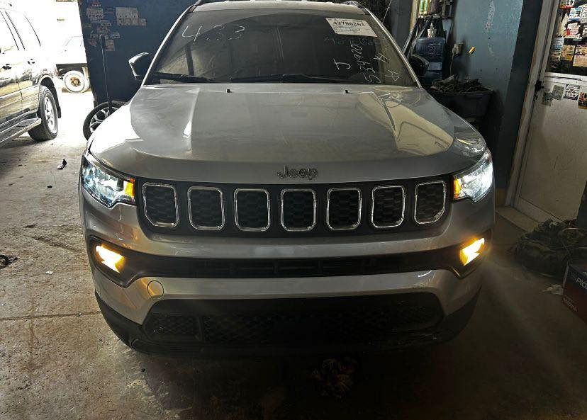 السلام عليكم
جيب كومبارس موديل ٢٥  رقم شمالي
زيرو ماشيه ٦ الف 
مواصفات شاشه كبيره كامرا بصمه حساس امامي خلفي
رادار تحديد مسار  كشن جلد تدفئه تبريد  
حادث بسيط الصور مع المنشور
السعر ١٨٠ وبيه مجال
مكان السياره ذي قار
هاتف  ***********
