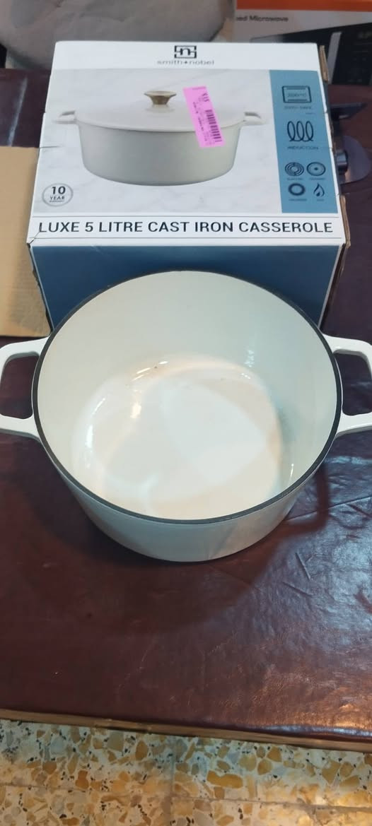 قدر الطهيماركه سمث نوبل  المصنوع من الحديد  الزهر الفاخر من سميث + نوبل. صُمم هذا القدر ليجمع بين الأناقة والأداء المتميز، فهو مصنوع من حديد زهر متين متوافق مع المواقد الحثية، مما يضمن توزيعًا متساويًا للحرارة لأطباق مطهوة بإتقان في كل مرة. يضفي لونه الجذاب لمسة جمالية على مطبخك، مما يجعله خيارًا مثاليًا للوجبات اليومية أو المناسبات الخاصة.

يُعد هذا القدر مثاليًا للطهاة من جميع المستويات، فهو مناسب لجميع أنواع الطهي، من التحميص البطيء والخبز إلى طهي اليخنات والشوربات على نار هادئة. يحتفظ الحديد الزهر بالحرارة بشكل ممتاز، مما يحافظ على رطوبة الطعام ويعزز نكهاته. سواء كنت تُحضّر عشاءً دافئًا للعائلة أو وليمة للأصدقاء، فإن قدر الطهي هذا يجعل الطهي في غاية السهولة.
مصنوع من الحديد الزهر المتين لتوزيع متساوٍ للحرارة
• يحتفظ بالحرارة ويحبس الرطوبة
• لمسة نهائية رائعة تضفي جمالًا على مطبخك
• مثالي للتحميص البطيء والخبز والطهي على نار هادئة
• متوافق مع المواقد الحثية
• سعة 5 لترات، مثالي لوجبات العائلة أو المناسبات الخاصة


**إذا كنت صاحب هذا الإعلان وتريد حذفه لأي سبب، رجاءا أرسل رسالة إلى الدعم الفني**