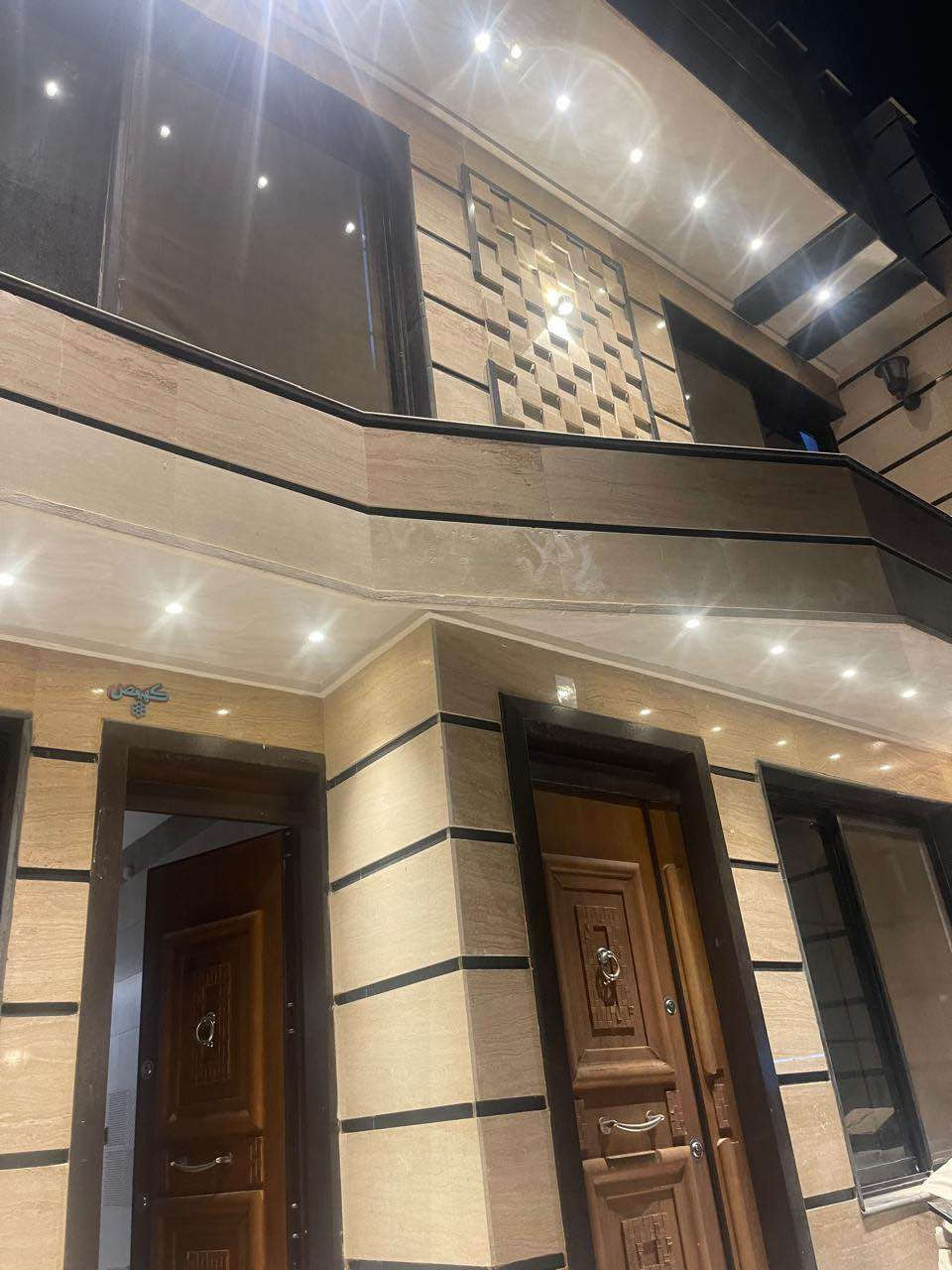 استقبال
خمس غرف نوم وغرفة اسوين
وصالة واستقبال
ومنبه حار ومطبخ بارد
الواحة ٨ متر النزال١٥م
البيت مؤثث درجة اولى
لسعر ع الخاص 
للتواصل *********** بغداد, العراق
