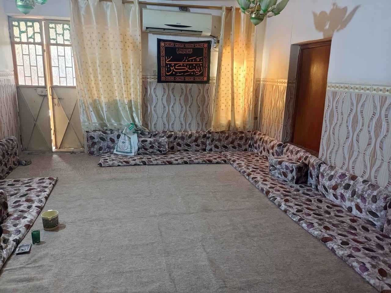 السلام عليكم دار للبيع المساحه 200م يحتوي ع غرفتين نوم صاله مطبخ حمام وصحيات استقبال 9متر هول 6في 5م كراج السياره للستفسارةالاتصال ع ***********
