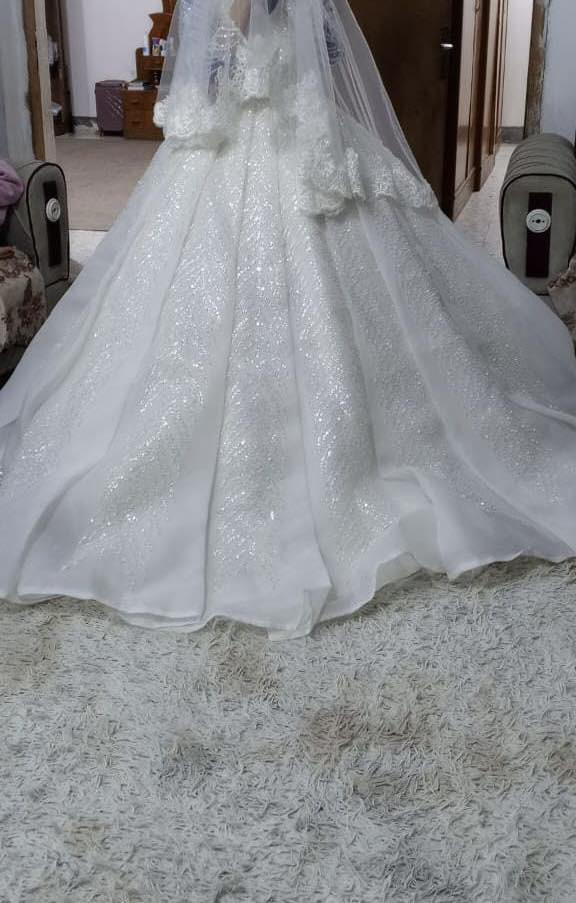 السلام عليكم عندي بدلة عرس لون ابيض ووحده لون وردي غامق نظيفات كلش ملبوسات مره وحده اثنينهن ٣٥٠عنوان حله مركز ***********
