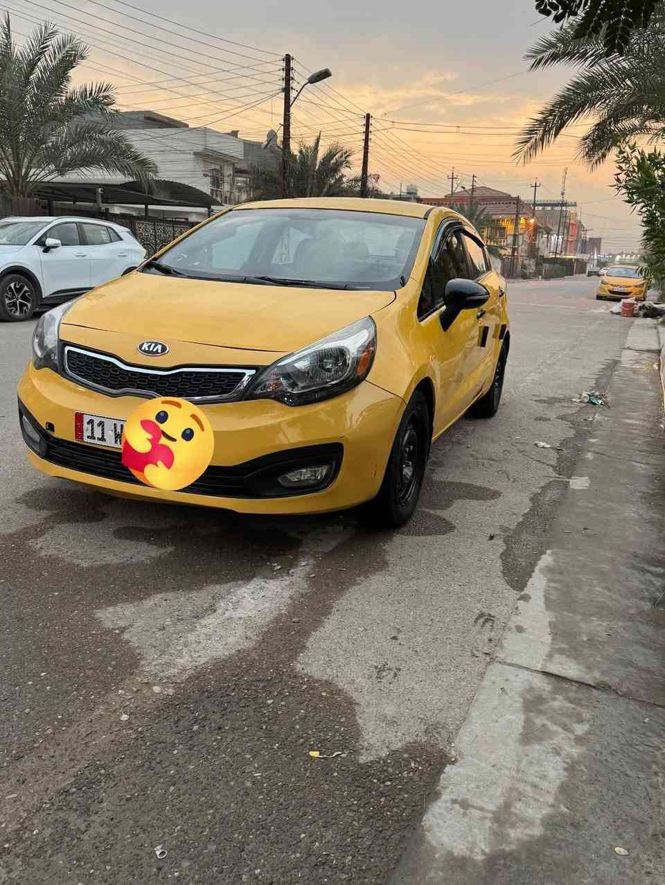 للبيع كيا ريو 2013  رقم بغداد انكيزي مكينه 1600 GDi  الامريكي معروف سيارة حلوه مكينه كير كفاله شوصي الاماميه واللغود مكفوله بيها فقط تصليح بخشم الشاصي الخلفي يعني يم البراكيت وبيها طخه بالدعاميه الخلفيه  والبكلايت موضحه بالصوره مصفره هيئه وغرامات باسمي شرط التحويل بيها كامره بلاديه مواصفاتها معروفه 
مكاني بغداد الزعفرانيه 
***********  
السعر ٧٣ وبيها مجال قليل رجاءً
