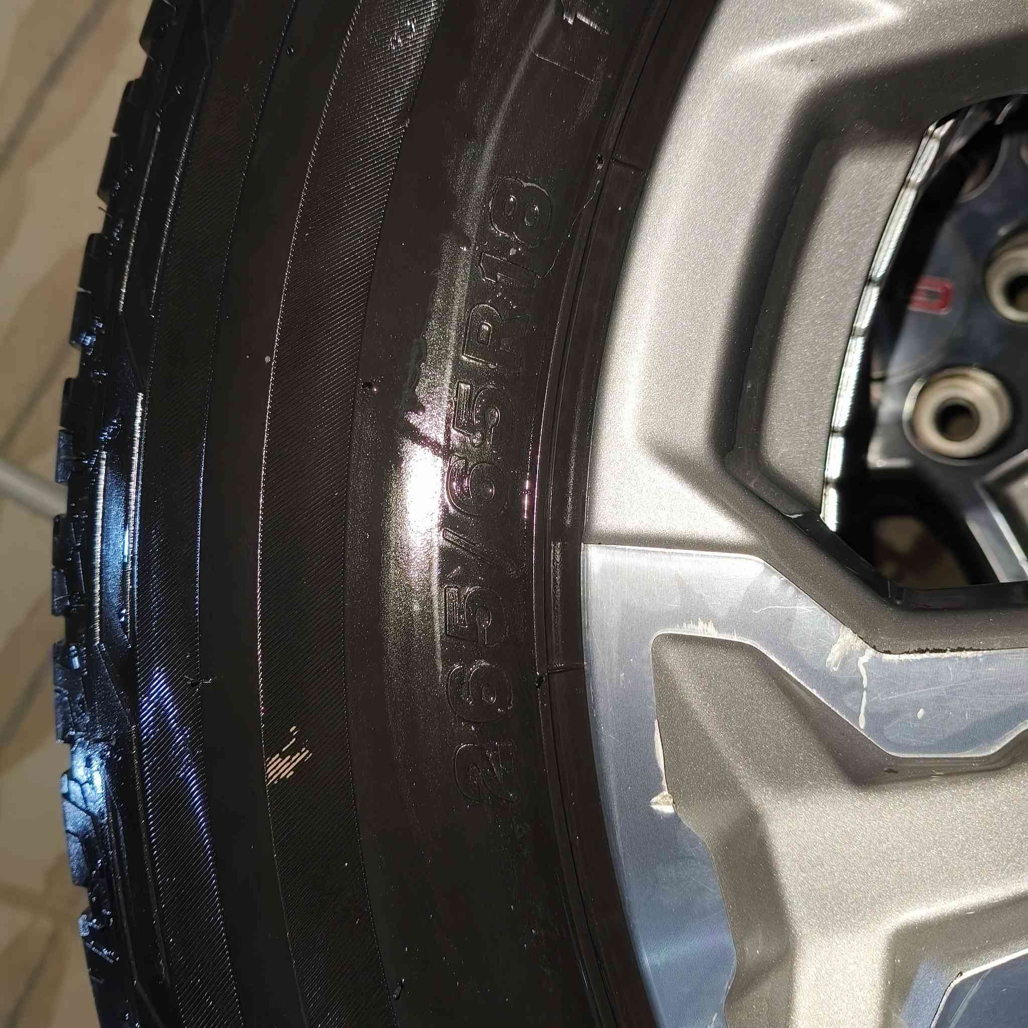 السلام عليكم للبيع ويل اصلي جمسي حجم 18 مع التاير اندنوسي جديد *********** سعر 900 دولار
