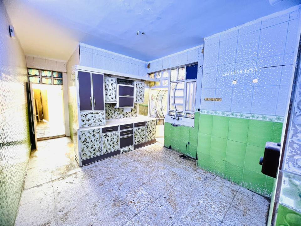 السلام عليكم دار للبيع مساحه ١٠٠متر قرب مجمع بنين  قريبه على شارع على عام نافذ كامل من كل النواحي بياض وسيراميك وشتايكر يتضمن استقبال وصاله مطبخ وصحيات الغرفه طوله خمسه في اربعه  الاستقبال سته في اربعه بيع سريع بسعر معقول الشراي يتصل ويدلل ملاحه البيت قرار ٢٥ موجود كل الخدمات خطين مي  استفسار*********** وبي واتساب وما متواجد على الفيس الشراي يتصل
