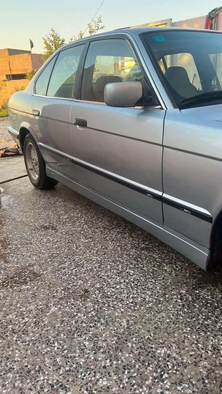 السلام عليكم BMW موديل 93 اصل سنويه بسمي رقم بابل الجديد محرك فانوس بيه بخار قليل كير جديد حداديه جديده بدون ضربه صبغ جماليه فتحه سقف مكان سياره حله مركز *********** السعر 60 $ بيه مجال
