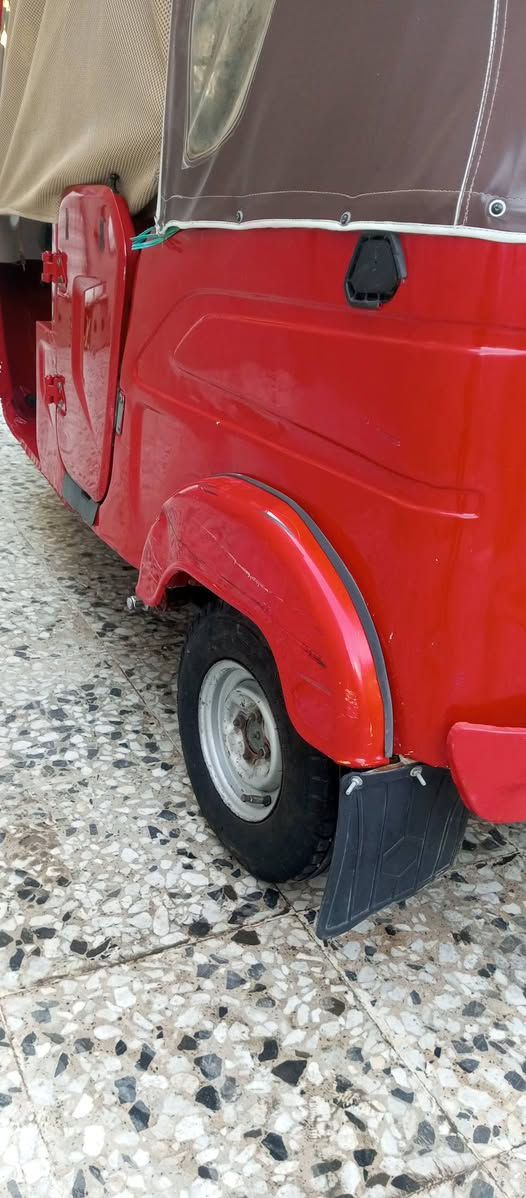 السلام عليكم شباب تكتك للبيع 21 شهر العاشر تكتك خير من الله بكاني كماليه شارع المصرف بنهايته تكتك بيها بس ضربه باللغد. ***********
