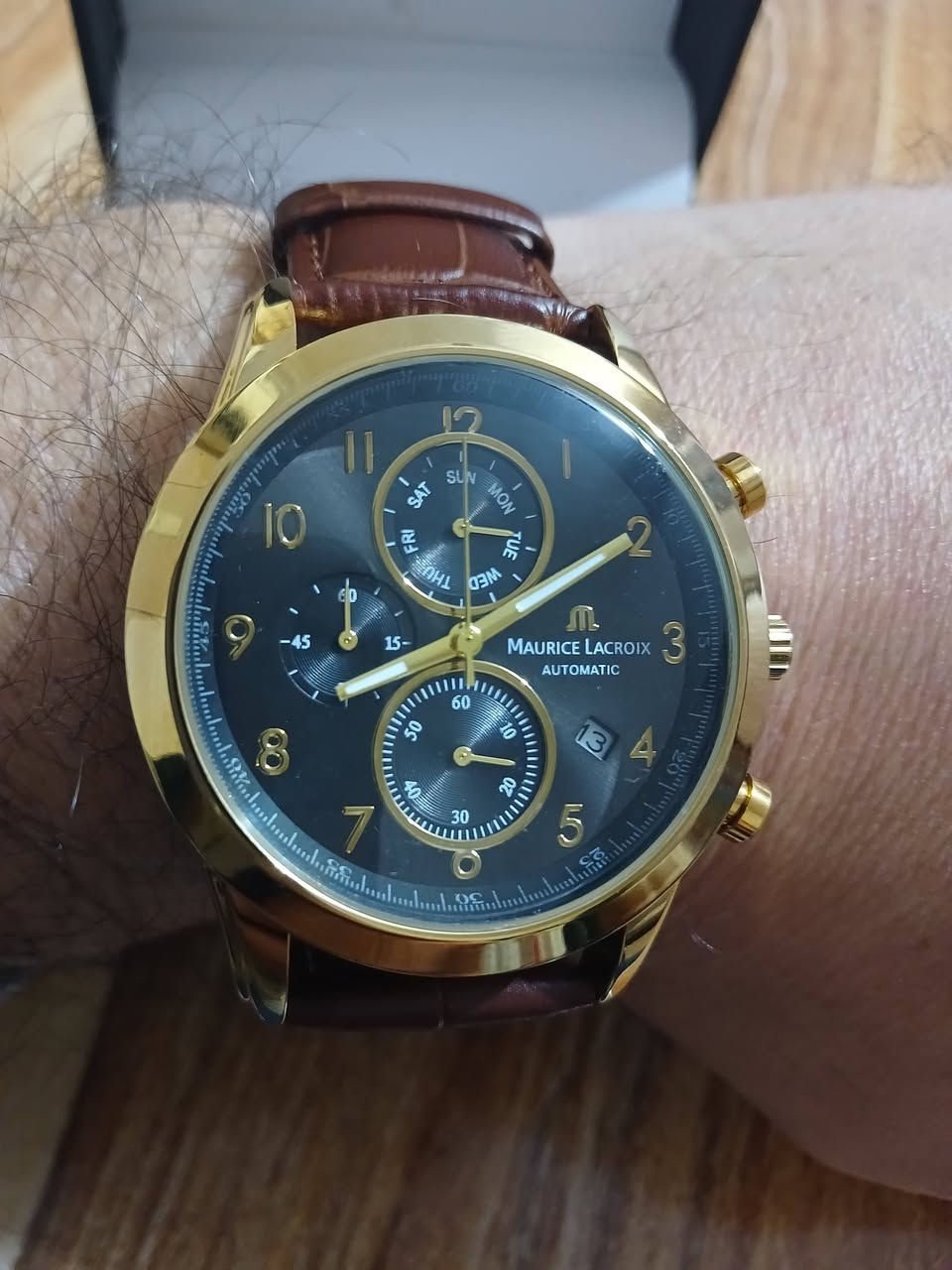 ساعه موريس لاكروا سويسرية فاخره تماتيك طلعتلي بهذا الشكل سناتر كله شغاله السعر 35 الف مع التوصيل بالعافيه الي ياخذها
المينا: تأتي بمينا أسود يضم عدادات الكرونوغراف (لقياس الوقت) وعقارب ومؤشرات ذهبية اللون.
الإطار: إطار دائري مطلي بالذهب (أو بلون ذهبي) مع أزرار جانبية للتحكم في وظائف الكرونوغراف وتعديل الوقت.
الحزام: حزام جلدي أسود أنيق، مما يمنحها مظهراً كلاسيكياً فاخراً.
الحركة: تعمل بحركة سويسرية أوتوماتيكية (Swiss Made)، مما يعني أنها تعتمد على حركة معصمك لتوليد الطاقة.
تابعني دئمن انشر ساعات قديمه وجديده


**إذا كنت صاحب هذا الإعلان وتريد حذفه لأي سبب، رجاءا أرسل رسالة إلى الدعم الفني**