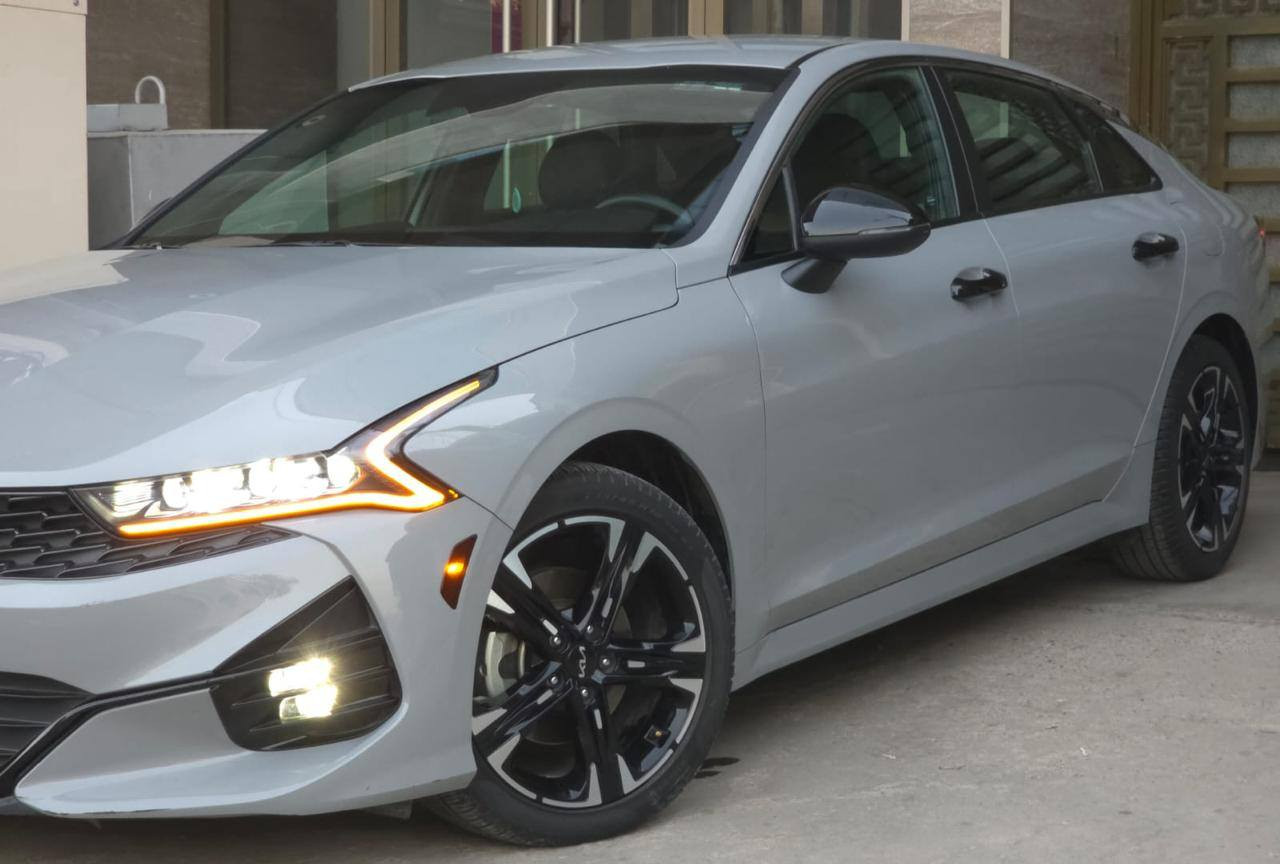 السلام عليكم شباب
للبيع او مراوس حسب القناعه
عندي K5 GT-Line موديل 2024، لون سمنتي
 ماشية فقط 10 آلاف ميل (اخت الزيرو)، 
حره باسمي رقمها بغداد الجديد

📌 المواصفات:
 • محرك 1600 تيربو اقتصادي وقوي
 • تشغيل بصمة + تشغيل عن بعد
 • شحن لاسلكي للهاتف
 • شاشة كبيرة 
 • رادار جانبي وخلفي + مراقبة النقطة العمياء
 • رادار الخطوط + قيادة ذاتية عالخطوط
 • مقاعد جلد اسود + كرسي كهرباء
 • ستيرن حرف D + كير أوتو وعادي
 • أنظمة قيادة (Smart - Normal - Sport - Custom)
 • مانع انزلاق + نظام ABS
 • AUTO HOLD + AUTO BRAKE
 • شاشة أعطال + كشافات أمامية + لايتات LED ثلاث عدسات
 • نظام ملاحة + خرائط مدمجة
 • حساسات كفرات + إشارات مرايات
 • أندرويد أوتو وايرلس + AUX + USB + بلوتوث
 • تحكم كامل من الستيرن
 • ويل كروم لون مميز
 • بدون بانوراما

🚗 الحالة:
[  ]  • ماشية: 10 آلاف ميل  فقط
 • الضرر: قبغ الصندوق  ومصبوغ وجاملغ الخلفي بي بارد، 
 • بدون إيرباك
شرط تفحص سونار وين متريد 
📍 الموقع: بغداد - الكراده
السعر  💸 
(21.300$) وبيها مجال 
اذا معجبتك السياره اترك كلمه طيبه 

للاستفسار ***********
