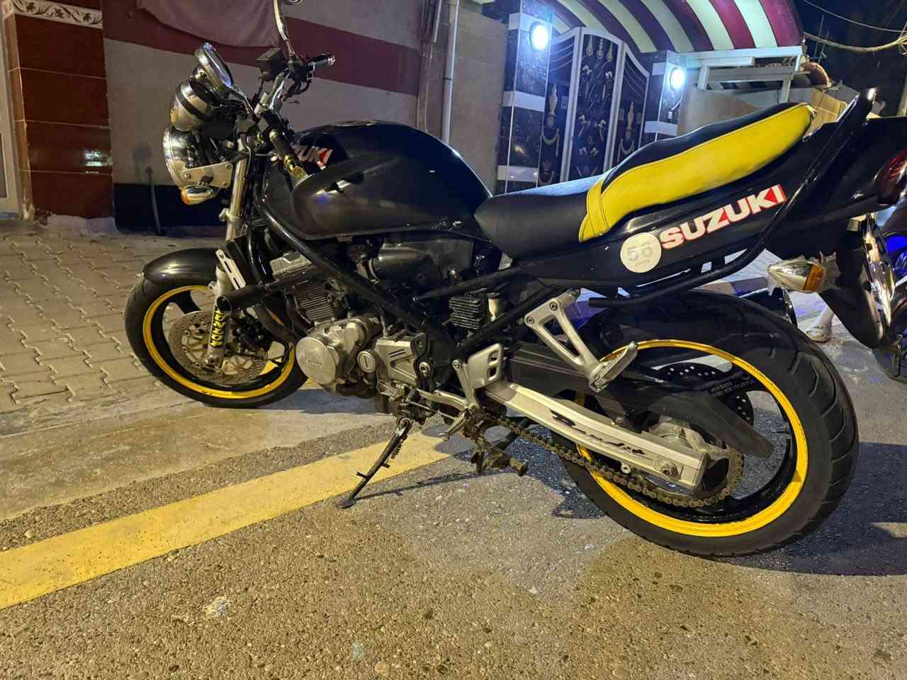 دراجه بانده ساسوكي للبيع الدراجه نضيفه ومحركه كلش حلو 
ماعيزها كلشي بانزين ودهن واذا تريد انت ذبلها بس التانكي يم السمكره يعيد الصبغ مالته  سعرها بمليون و200  
واتصل ودللل ***********
