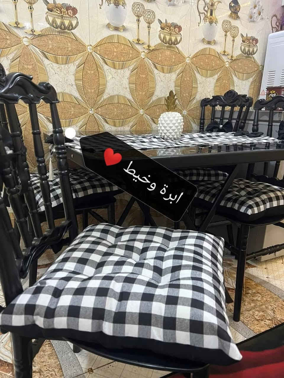 هذا السيت الجميل سعره 30 الف 
رنر +4 كوشات ديباج اماراتي+4 فيونكات للكرسي 
نوع القماش كاروهات اماراتي درجة أولى قطن 
متوفر بلون احمر فقط عليه عرض تخفيض  تركتلكم صورته بالمنشور


**إذا كنت صاحب هذا الإعلان وتريد حذفه لأي سبب، رجاءا أرسل رسالة إلى الدعم الفني**