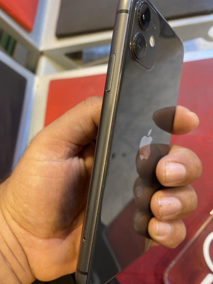 ايفون 11امريكي اصلي 
السعر 235بي محال 
مكاني بغداد 
موجود واتساب 
***********
