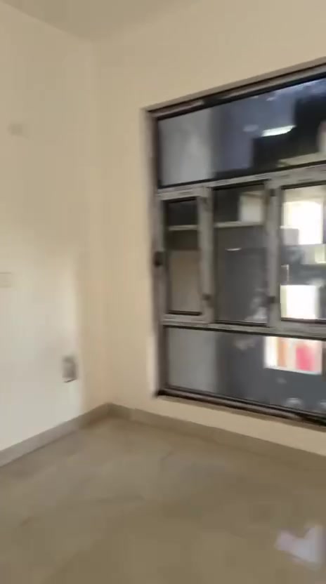 متوفر ثلاث شقق للايجار بناء حديث ارضيه بورسلين شبابيك المنيوم ابواب تركي  مساحه الشقه 100 متر. تحتوي كل شقه على غرفتين نوم واستقبال ومطبخ وحمام تواليت مشترك البناء حديث غير مشغول سابقا كل شقه لها خط كهرباء وماء وسخان مستقل  العنوان الغزاليه شارع مدير الامن وطابق الاول موجود فقط رقم الهاتف *********** وسعر الشقه ٦٠٠ قفل
