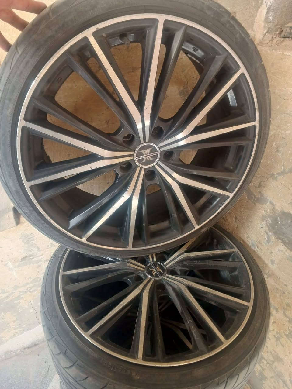 سلام عليكم. ويلات حجم 20 و 15. مع التايرات رقم الهاتف  ‏‪0781 426 8254‬‏
