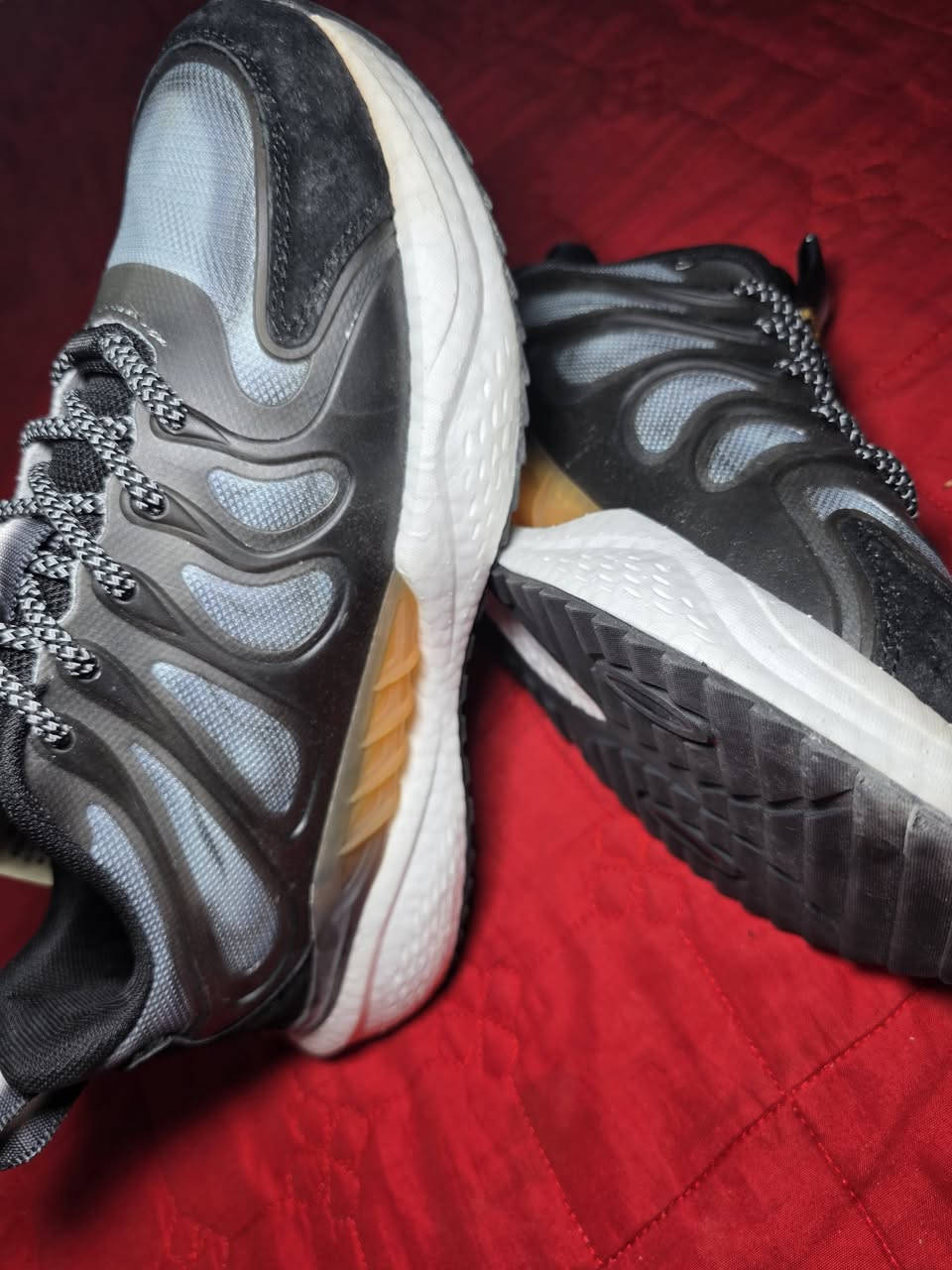 حذاء رياضي ماركه متوفر بلون اسود وابيض وجميع القياسات ***********
