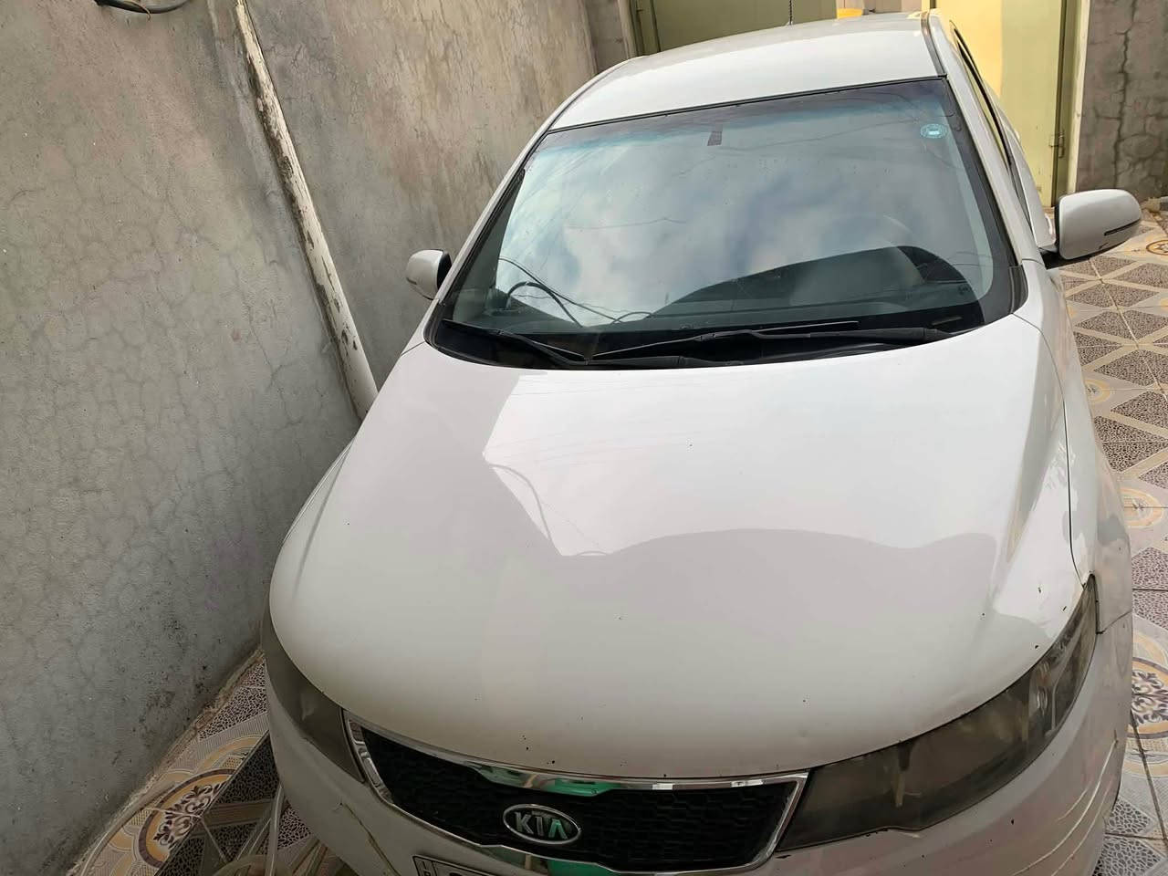 سیراتۆ ٢٠١١ تۆماتیک بێ سبوخ دوگێر ناو سۆر رەقەم و سونەوی نوێ بەناوی خۆمە 
گێرو مەکینە بە شەرت 
مەکینەی نەکرایتەوە تنها قپاخی سەری کرایتەوە 
دەرگەی دواوەی سەکنی لئخشانئکی هەیە رسمم داناوە دەسکاری نەکراوە  واتا دیارە 
لەگەل نەرمە تەزرەیەک بە چاو دیار نیە 
پشت و پئشی کەپسە 
ژم ***********
***********
سحری ٩٨ وەرەقە و مەجالئکی کەم شقلاوة, أربيل
