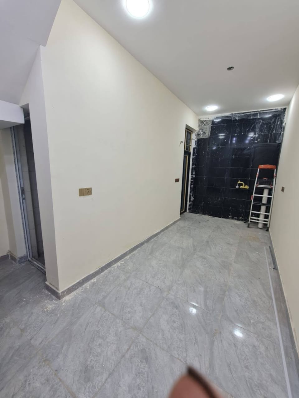 للبيع دار مميز – فرصة جيدة
📍 الموقع: الدورة – بداية هور رجب مقابل أرض النائب وحدة الجميلي
🔹 المساحة: 50 متر
🔹 البناء: طابقين (زيرو)
🔹 المواصفات:
▪️ غرف واسعة
▪️ صالة استقبال 4.5 متر
▪️ مطبخ 6 متر
▪️ غرفتين + صالة + خدمات + مطبخ
▪️ أبواب تركية
▪️ شبابيك ألمنيوم + جام أسود
▪️ كافة الخدمات متوفرة (تبليط، ماء، كهرباء، إنترنت لباب البيت)
💰 السعر: 64 مليون (قابل للتفاوض البسيط)
📞 للاستفسار واتساب: ***********
