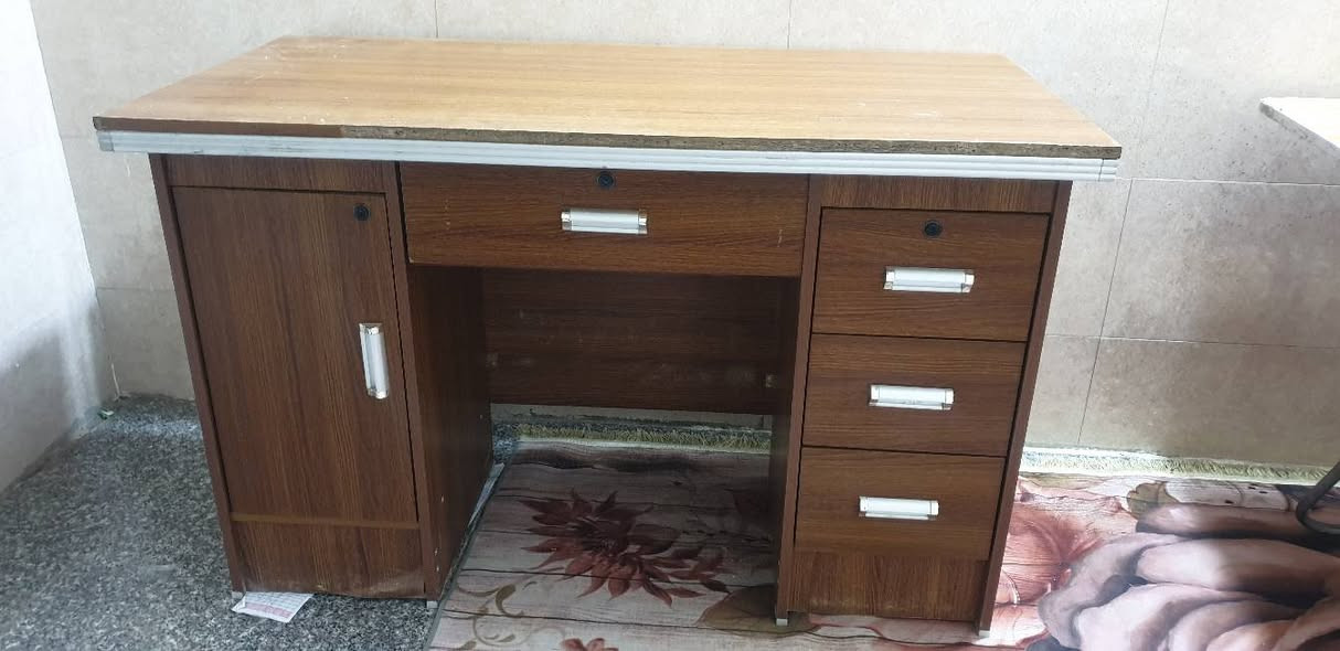 السلام عليكم 
ميز مكتب للبيع نضيف جدا سعر ٨٥ 
للاستفسار واتساب ***********
