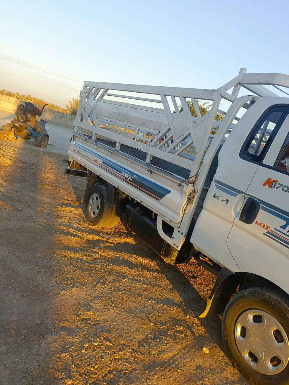 كيا 14رقم واسط بسمي مشي معاملة مكفولة عام فقط رش بالصفاحيات رش بدون معجون سعر 103وبيها مجال مكان بغداد الوسفية جسر الرابع ***********
