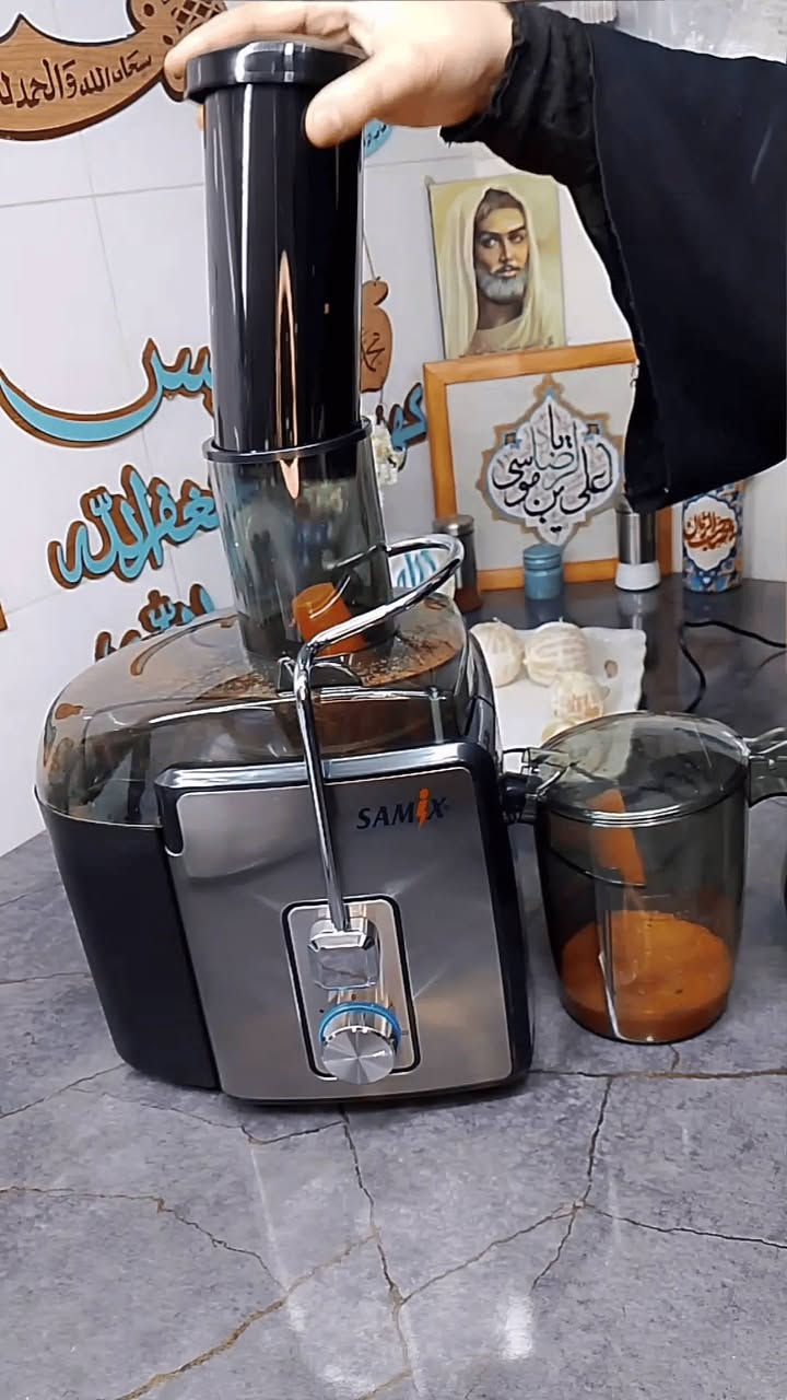 معصارة الفواكه ماركة SAMIX

المميزات

محرك نحاسي قوي بقدرة 700 واط

يمنحك أداءً فائقًا لاستخلاص أكبر كمية من العصير بسرعة وكفاءة، مع نظام حماية من ارتفاع الحرارة لضمان عمر طويل للجهاز

فوهة إدخال واسعة 75 ملم

تصميم واسع يسمح بإدخال الفواكه والخضروات كاملة دون الحاجة إلى التقطيع المسبق، مما يوفر الوقت والجهد

سرعتان لاستخلاص العصير

السرعة الأولى: مناسبة للفواكه الطرية مثل البرتقال، البطيخ، والعنب

السرعة الثانية: مثالية للفواكه والخضروات الصلبة مثل الجزر، التفاح، والزنجبيل

فلتر شبكي من الستانلس ستيل

مصنوع من الفولاذ المقاوم للصدأ، مما يضمن استخلاص عصير نقي وصحي دون شوائب

حاوية لب كبيرة بسعة 1200 مل

تتيح لك تحضير كميات كبيرة من العصير دون الحاجة إلى تفريغ اللب باستمرار

سهولة التنظيف والتخزين

أجزاء العصارة قابلة للفك والتركيب، مما يجعل تنظيفها سريعًا وسهلاً

تحتوي على وعاء لب قابل للإزالة لتسهيل عملية التنظيف

تصميم أنيق ومتين

هيكل من الستانلس ستيل عالي الجودة يمنح العصارة مظهرًا عصريًا وأنيقًا

قاعدة ثابتة تمنع الاهتزاز أثناء التشغيل

تشغيل آمن وسهل الاستخدام

مزودة بقفل أمان يمنع التشغيل غير المقصود

قاعدة مقاومة للانزلاق لضمان استقرار الجهاز أثناء الاستخدام

ضمان لمدة سنة من تاريخ الشراء

المواصفات الفنية

الجهد الكهربائي: 220-240V، 50-60Hz

سعة حاوية العصير1000 مل

مادة الفلتر والإطار ستانلس ستيل السعر 40 ألف يوجد توصيل لكل محافظات العراق 🚚


**إذا كنت صاحب هذا الإعلان وتريد حذفه لأي سبب، رجاءا أرسل رسالة إلى الدعم الفني**