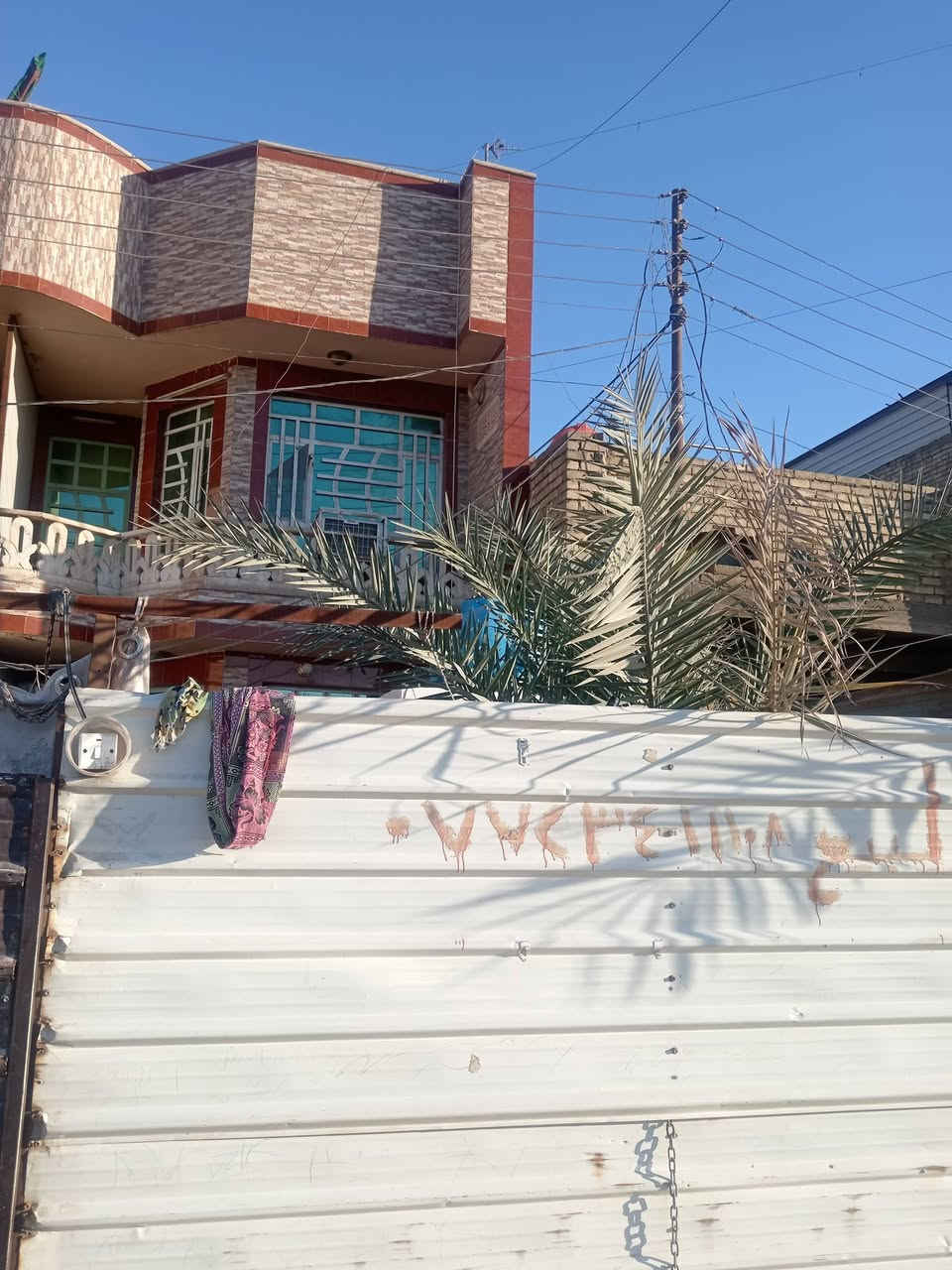 مشتمل للبيع طابو صرف المساحة بالسند ٧٥ واقع حال ١٠٥ طابقين ٣غرف نوم واستقبال ومطبخ ٣ حمامات موقع على ساحة للاستفسار الاتصال على الرقم ***********
