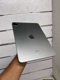 ايباد برو 11 انج معالج m2 ذاكره 256 بطاريه قبل شهر شفتها  85 بس استخدم...