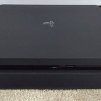 ps4 مهكر  للبيع مع جوستك عدد 2 وكامل ملحقاته وكارتون موجودة جهاز جديد ...