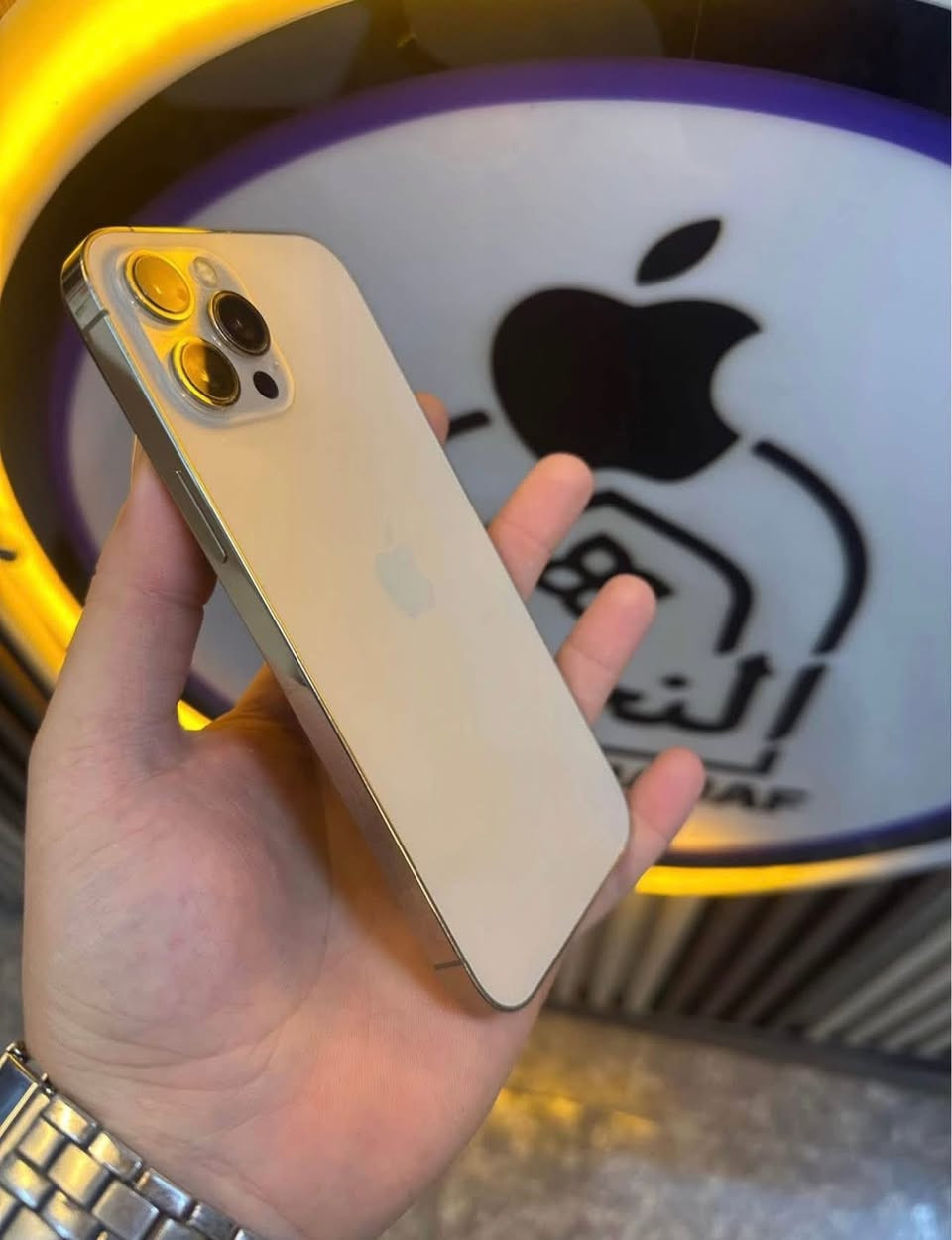 12 برو ماكس دبل خط مكفول من الفتح والتصليح ذاكره 256 كلشي مامبدل سعر450 شراي  *********** واتساب فقط او مراوس ب17 برو ماكس
