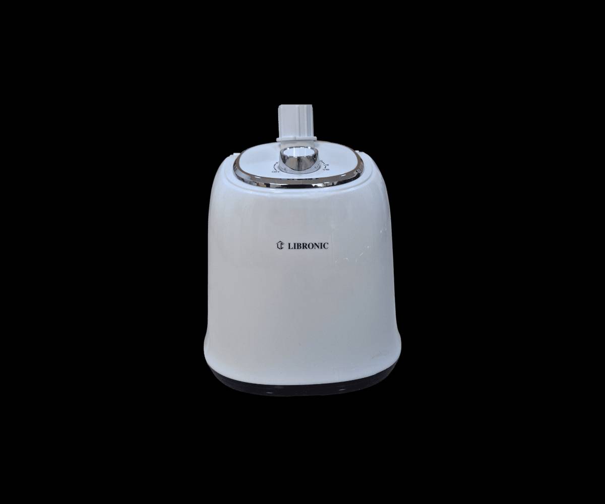 مكواة بخارية عمودية من ليبرونيك

الاستخدامات

كيّ الملابس بسرعة بدون الحاجة لطاولة كي.

إزالة التجاعيد من القمصان، الفساتين، البدلات، والعبايات.

مناسبة للأقمشة الحساسة مثل الحرير، الشيفون، الصوف والقطن.

تعقيم الملابس بالبخار والتخلص من الروائح غير المرغوبة.

مثالية للاستخدام المنزلي والاستخدام الخفيف في المحلات.

المميزات

قدرة كهربائية عالية 2000 واط لتسخين سريع وأداء قوي.

تدفق بخار قوي يصل إلى حوالي 30–35 غرامالدقيقة لإزالة التجاعيد بكفاءة.

درجة حرارة خروج البخار تصل إلى 98° مئوية.

خزان ماء بسعة 1.6 لتر يسمح بالاستخدام لفترة أطول دون إعادة تعبئة.

عمود تلسكوبي قابل للتعديل حتى 110 سم.

صوندة بخار مرنة بطول 125 سم لحرية حركة أكبر.

طول سلك الكهرباء 135 سم لسهولة الاستخدام.

رأس بخار واسع لتوزيع متساوٍ للبخار.

مفتاح تحكم بدرجات البخار حسب نوع القماش.

حامل ملابس مدمج لتعليق القطع أثناء الكي.

تصميم ثابت مع قاعدة قوية وآمنة.

يعمل على جهد 220–240V  50–60Hz.

ضمان لمدة سنة من تاريخ الشراء

محتويات الصندوق

جهاز المكواة البخارية العمودية (الوحدة الرئيسية مع خزان الماء).

عمود تلسكوبي قابل للتعديل.

حامل ملابس.

رأس بخار.

فرشاة للكي.

قفاز حماية من الحرارة.

دليل استخدام.

الملاحظات

يُفضل استخدام ماء نقي أو مفلتر للحفاظ على عمر الجهاز.

غير مخصص للكي الجاف التقليدي (يعتمد على البخار فقط).

يُنصح بإفراغ خزان الماء بعد الانتهاء من الاستخدام.

يُترك الجهاز ليبرد قبل التخزين.