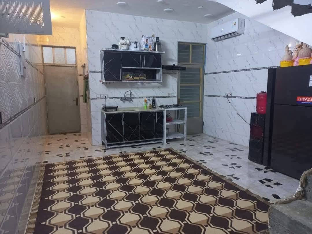 السلام عليكم
بيت مساحه 100متر بناء حديث
الحسينيه السكلات ال 15
طابق ونص لفوك بعده ماكامل عوزه ابياض وكاشي
طابق الأول غرفه وصاله واستقبال وحمام داخلي 
وتواليت خارجي 
هاتف/***********
