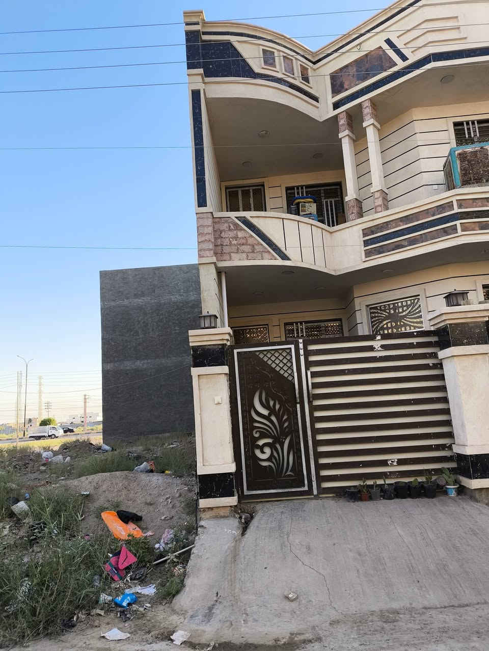 مشتمل معروض للبيع الموقع المهندسين الثانيه بظهر الشارع العام جاهز طابقين السعر 105 مليون قابل للتفاوض للتواصل الاتصال بالارقام 
***********
***********
