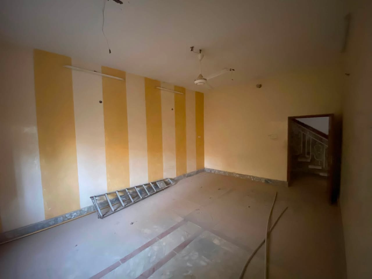 الدار للبيع
📏المساحة 320 متر الواجهه 16 متر النزال 20 متر طابقين

📍الموقع : قطاع 28 خلف السوق مباشر فرع الضريبه القديمة

البيت يحتوي على كراج كبير وحديقة وصحيات خارجية

الطابق الاول يحتوي على استقبال وصاله كبيره وغرفتين نوم ومطبخ حار ومطبخ بارد وصحيات داخليه 

الطابق الثاني يحتوي على 3 غرف نوم وسطحين مجموع الغرف 5 غرف نوم 

للاستفسار عبر الخاص او الاتصال على الرقم ***********
