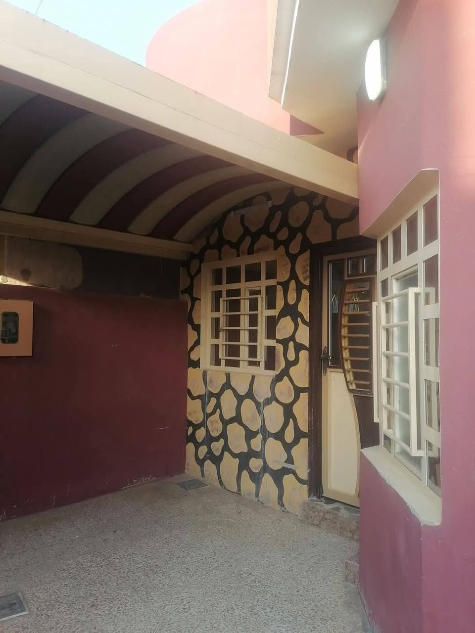 السلام عليكم بيت الايجار مساحه 125متر مربع يتكون من غرفتين نوم استغبال او هوء او  صحيات او مطبخ حس الانتصار خلف المستوصف التفاصيل مراسلت الصفحه الخاص مفتوح بدل الإيجار 250الف ***********
