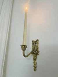 شمعة طويلة • لون عاجي • تصميم كلاسيكي