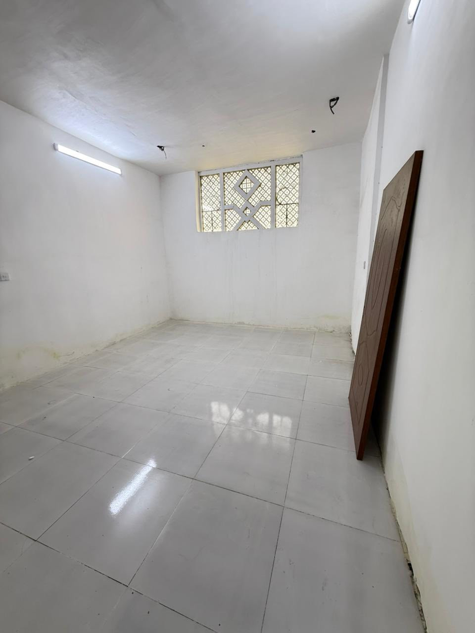 مساحة المشتمل 100م .
المشتمل المشيدة في العام 2010 ومرمم
عرض الشارع 15م .
المشتمل المشيد من طابقين
* يضم الطابق الاول استقبال وهول ومطبخ وغرفة نوم وصحيات .
* يضم الطابق الثاني غرفتين نوم وهول وسطح .
لمعرفة السعر اكتب كلمة (تم)
لمزيد من التفاصيل يمكنكم مراسلتنا على الخاص او الإتصال على الأرقام 
***********
